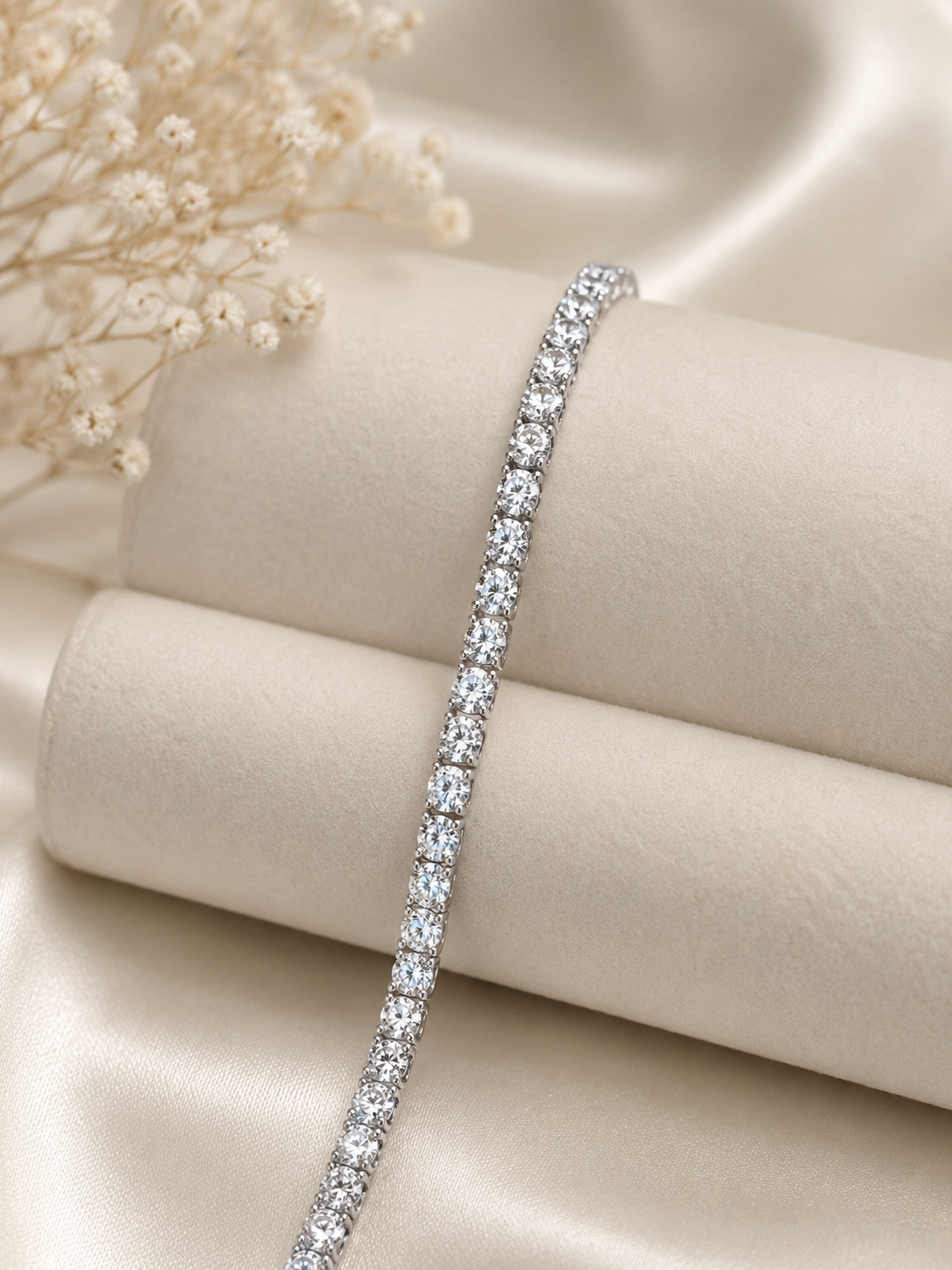 Moissanite & S925 Sterling Silver Necklace
A timeless expression of elegance and sophistication. Crafted in S925 sterling silver and adorned with brilliant moissanite, this exquisite necklace captures the light beautifully
from every angle.